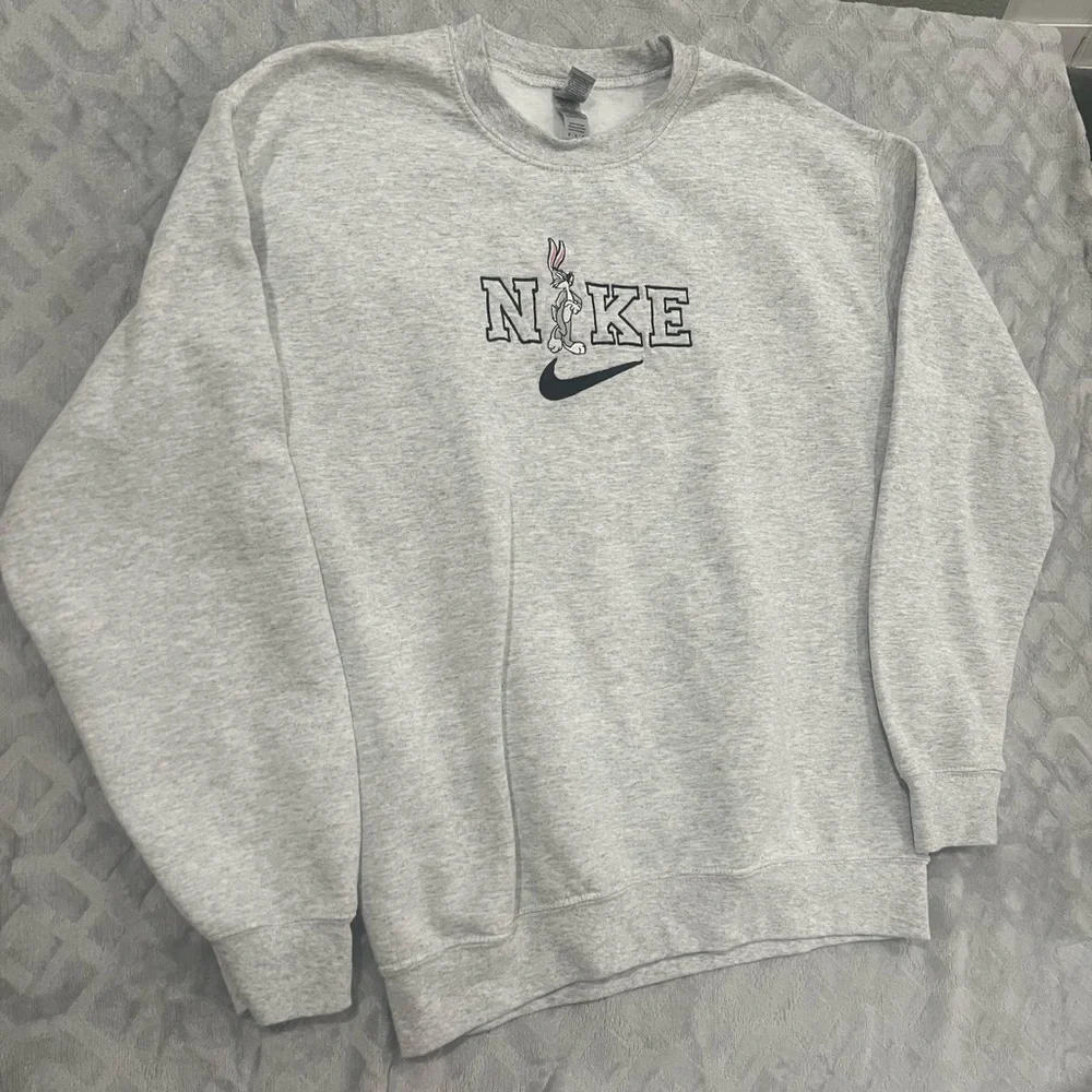 Nike Light Gray‎ Crewneck unisex Sweater bugs bunny logo size medium
